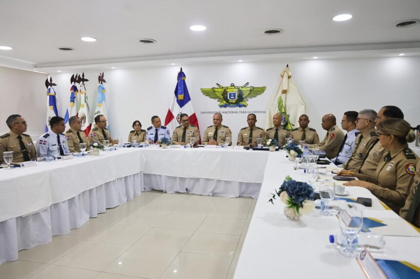 Ministro de Defensa destaca formación estratégica de las Fuerzas Armadas desde la UNADE