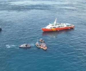 Seis muertos, 130 desaparecidos y 107 rescatados en Indonesia por el naufragio en un barco