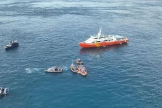 Seis muertos, 130 desaparecidos y 107 rescatados en Indonesia por el naufragio en un barco.