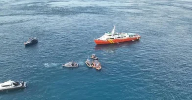 Seis muertos, 130 desaparecidos y 107 rescatados en Indonesia por el naufragio en un barco.