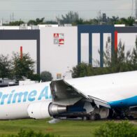 Vuelos suspendidos y demoras: cómo opera el Aeropuerto Internacional de Miami tras el accidente de un avión de Amazon