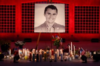 Homenaje a Charlie Kirk reúne seguidores a un año de su muerte