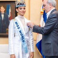 Abinader recibe a Joheirry Mola y le entrega Medalla al Mérito Civil