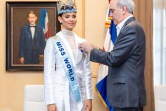 Abinader recibe a Joheirry Mola y le entrega Medalla al Mérito Civil