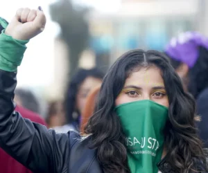 Cientos de mujeres marchan en Bogotá en defensa del aborto en Colombia