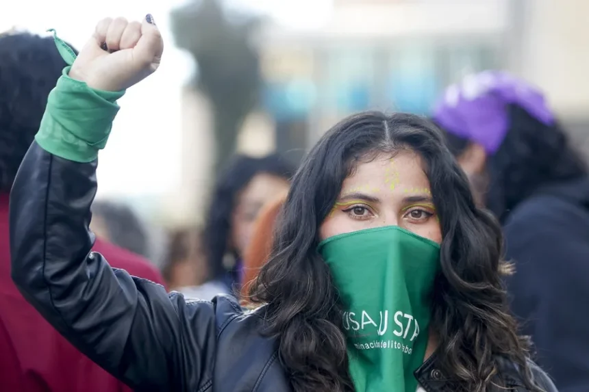 Cientos de mujeres marchan en Bogotá en defensa del aborto en Colombia