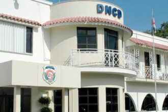 DNCD arresta a mujer dominicana con 16 láminas de presunta droga en AILA