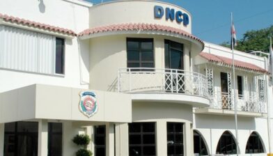 DNCD arresta a mujer dominicana con 16 láminas de presunta droga en AILA