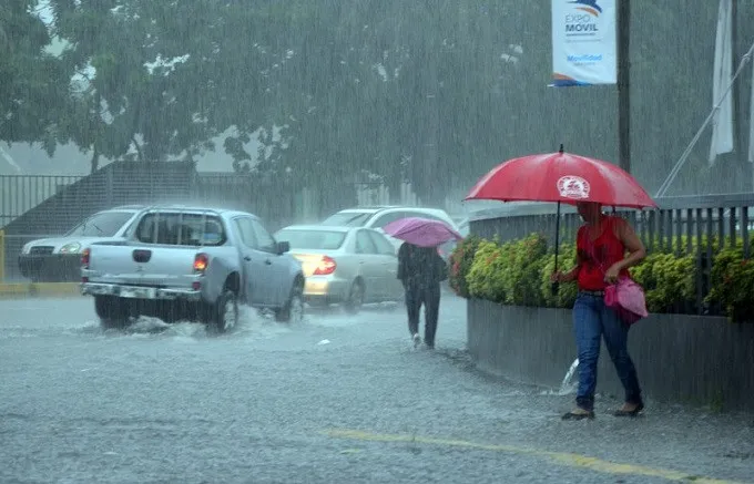 Onda tropical y vaguada provocarán aguaceros fuertes, tronadas y ráfagas de viento este domingo