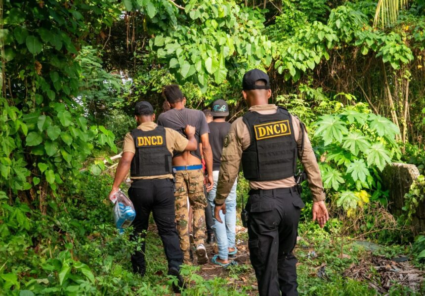 DNCD interviene red de microtráfico Vega y ocupa drogas, pistola y chaleco antibalas