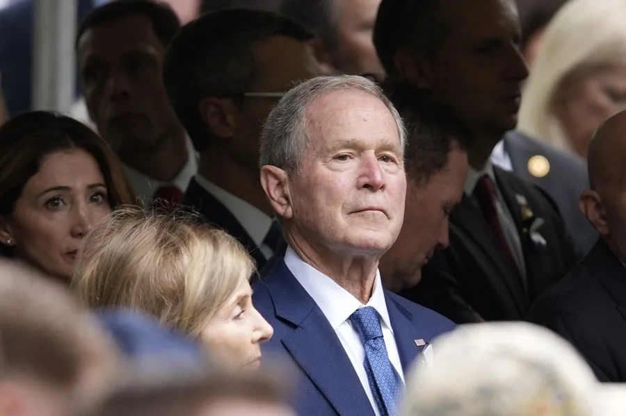 George W. Bush pinta un autorretrato del histórico momento en el que le avisaron de los atentados del 11S