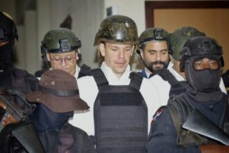 El Tercer Tribunal Colegiado aplazó para el próximo 13 de octubre el inicio del juicio de fondo contra los imputados en el caso Camaleón.