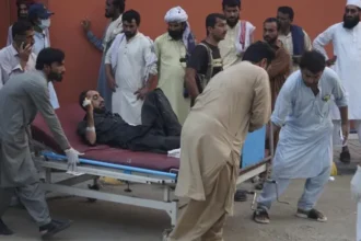 Once policías muertos en un atentado suicida con coche bomba en el noroeste de Pakistán