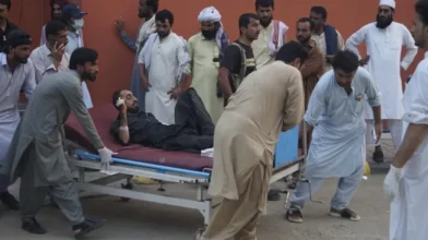 Once policías muertos en un atentado suicida con coche bomba en el noroeste de Pakistán