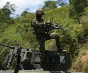 Una nueva medida judicial ordena al Gobierno de Colombia evitar bombardear zonas con menores
