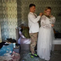 Horas después de que un ataque ruso destruyera su casa, una pareja ucraniana se casa de todos modos