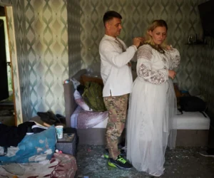 Horas después de que un ataque ruso destruyera su casa, una pareja ucraniana se casa de todos modos