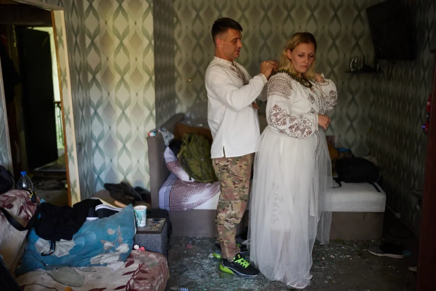 Horas después de que un ataque ruso destruyera su casa, una pareja ucraniana se casa de todos modos