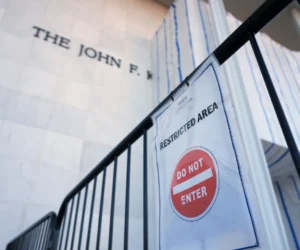 El Kennedy Center cerrará por reformas después de que un juez bloqueara la devolución del nombre de Trump al edificio