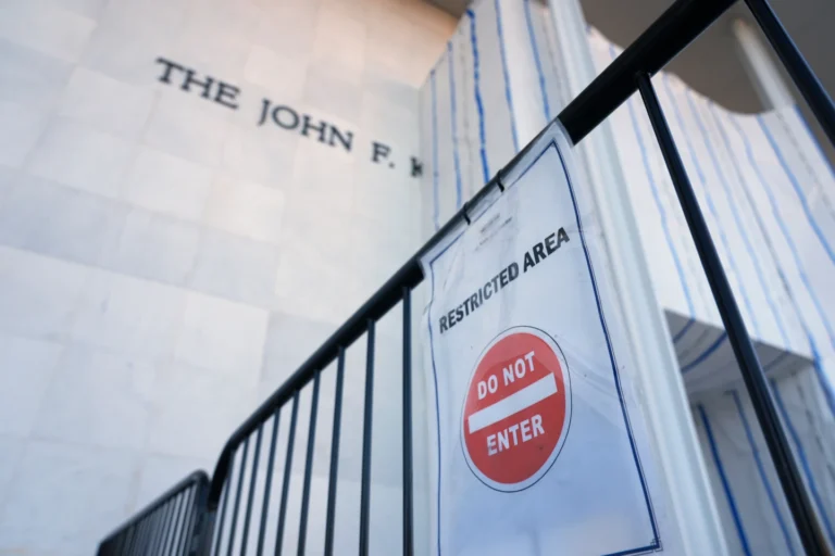 El Kennedy Center cerrará por reformas después de que un juez bloqueara la devolución del nombre de Trump al edificio