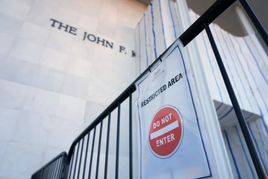 El Kennedy Center cerrará por reformas después de que un juez bloqueara la devolución del nombre de Trump al edificio