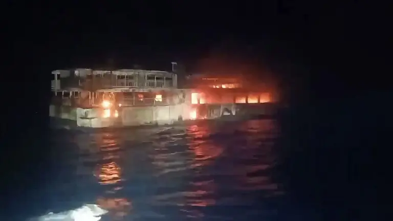 Cinco muertos y 87 desaparecidos en Filipinas tras el incendio de un barco de pasajeros