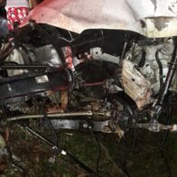 Tres personas heridas en accidente en la Autovía del Nordeste, Monte Plata MONTE PLATA.– Tres personas resultaron heridas la tarde de este miércoles luego de que una jeepeta Mercedes-Benz, color blanco, se volcara en la Autovía del Nordeste, específicamente en el kilómetro 25, próximo a la entrada de la comunidad Pueblo Nuevo, en el distrito municipal Chirino, provincia Monte Plata. De acuerdo con las informaciones preliminares, el conductor de la jeepeta perdió el control del vehículo mientras transitaba por este tramo de la carretera, provocando el accidente en la Autovía del Nordeste. Tres personas heridas reciben asistencia tras accidente Los tres heridos fueron asistidos en el lugar por unidades del Sistema Nacional de Atención a Emergencias y Seguridad 9-1-1, que acudieron para brindar atención a los afectados. Al lugar también se presentaron agentes de la Dirección General de Seguridad de Tránsito y Transporte Terrestre (DIGESETT) y miembros de Seguridad Vial, quienes trabajaron en la zona luego del accidente de tránsito en Monte Plata. Residentes alertan sobre accidentes en la zona Según residentes de la comunidad Pueblo Nuevo, los accidentes de tránsito en la Autovía del Nordeste son frecuentes en la curva donde ocurrió el vuelco, debido al desnivel que presenta la vía. Los lugareños explicaron que esta condición de la carretera puede provocar que algunos conductores pierdan el control de sus vehículos, aumentando el riesgo de accidentes en ese punto de la Autovía del Nordeste. Piden corregir desnivel de la carretera Los residentes aseguraron que en reiteradas ocasiones han solicitado al Ministerio de Obras Públicas intervenir el tramo para corregir el desnivel de la vía y prevenir nuevos accidentes de tránsito en Monte Plata. La comunidad espera que las autoridades correspondientes evalúen las condiciones de la carretera y adopten las medidas necesarias para mejorar la seguridad vial en el lugar. Hasta el momento, no se han ofrecido detalles sobre la condición de salud de las tres personas heridas en el accidente ocurrido en la Autovía del Nordeste.