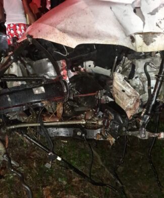 Tres personas heridas en accidente en la Autovía del Nordeste, Monte Plata MONTE PLATA.– Tres personas resultaron heridas la tarde de este miércoles luego de que una jeepeta Mercedes-Benz, color blanco, se volcara en la Autovía del Nordeste, específicamente en el kilómetro 25, próximo a la entrada de la comunidad Pueblo Nuevo, en el distrito municipal Chirino, provincia Monte Plata. De acuerdo con las informaciones preliminares, el conductor de la jeepeta perdió el control del vehículo mientras transitaba por este tramo de la carretera, provocando el accidente en la Autovía del Nordeste. Tres personas heridas reciben asistencia tras accidente Los tres heridos fueron asistidos en el lugar por unidades del Sistema Nacional de Atención a Emergencias y Seguridad 9-1-1, que acudieron para brindar atención a los afectados. Al lugar también se presentaron agentes de la Dirección General de Seguridad de Tránsito y Transporte Terrestre (DIGESETT) y miembros de Seguridad Vial, quienes trabajaron en la zona luego del accidente de tránsito en Monte Plata. Residentes alertan sobre accidentes en la zona Según residentes de la comunidad Pueblo Nuevo, los accidentes de tránsito en la Autovía del Nordeste son frecuentes en la curva donde ocurrió el vuelco, debido al desnivel que presenta la vía. Los lugareños explicaron que esta condición de la carretera puede provocar que algunos conductores pierdan el control de sus vehículos, aumentando el riesgo de accidentes en ese punto de la Autovía del Nordeste. Piden corregir desnivel de la carretera Los residentes aseguraron que en reiteradas ocasiones han solicitado al Ministerio de Obras Públicas intervenir el tramo para corregir el desnivel de la vía y prevenir nuevos accidentes de tránsito en Monte Plata. La comunidad espera que las autoridades correspondientes evalúen las condiciones de la carretera y adopten las medidas necesarias para mejorar la seguridad vial en el lugar. Hasta el momento, no se han ofrecido detalles sobre la condición de salud de las tres personas heridas en el accidente ocurrido en la Autovía del Nordeste.