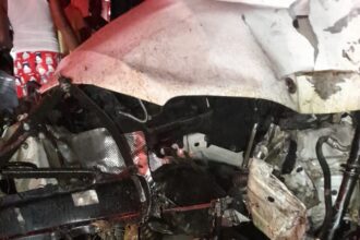 Tres personas heridas en accidente en la Autovía del Nordeste, Monte Plata MONTE PLATA.– Tres personas resultaron heridas la tarde de este miércoles luego de que una jeepeta Mercedes-Benz, color blanco, se volcara en la Autovía del Nordeste, específicamente en el kilómetro 25, próximo a la entrada de la comunidad Pueblo Nuevo, en el distrito municipal Chirino, provincia Monte Plata. De acuerdo con las informaciones preliminares, el conductor de la jeepeta perdió el control del vehículo mientras transitaba por este tramo de la carretera, provocando el accidente en la Autovía del Nordeste. Tres personas heridas reciben asistencia tras accidente Los tres heridos fueron asistidos en el lugar por unidades del Sistema Nacional de Atención a Emergencias y Seguridad 9-1-1, que acudieron para brindar atención a los afectados. Al lugar también se presentaron agentes de la Dirección General de Seguridad de Tránsito y Transporte Terrestre (DIGESETT) y miembros de Seguridad Vial, quienes trabajaron en la zona luego del accidente de tránsito en Monte Plata. Residentes alertan sobre accidentes en la zona Según residentes de la comunidad Pueblo Nuevo, los accidentes de tránsito en la Autovía del Nordeste son frecuentes en la curva donde ocurrió el vuelco, debido al desnivel que presenta la vía. Los lugareños explicaron que esta condición de la carretera puede provocar que algunos conductores pierdan el control de sus vehículos, aumentando el riesgo de accidentes en ese punto de la Autovía del Nordeste. Piden corregir desnivel de la carretera Los residentes aseguraron que en reiteradas ocasiones han solicitado al Ministerio de Obras Públicas intervenir el tramo para corregir el desnivel de la vía y prevenir nuevos accidentes de tránsito en Monte Plata. La comunidad espera que las autoridades correspondientes evalúen las condiciones de la carretera y adopten las medidas necesarias para mejorar la seguridad vial en el lugar. Hasta el momento, no se han ofrecido detalles sobre la condición de salud de las tres personas heridas en el accidente ocurrido en la Autovía del Nordeste.