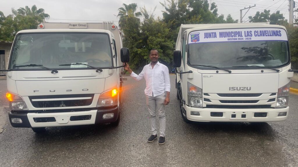 Distrito Municipal Las Clavellinas celebra la llegada de dos camiones recolectores de basura