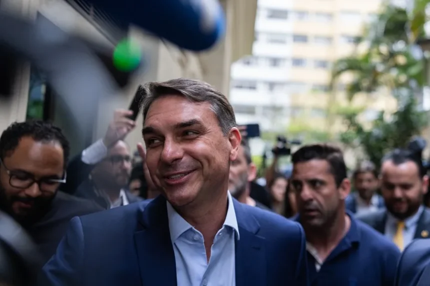 El partido de Lula pide investigar una posible financiación extranjera a Flávio Bolsonaro