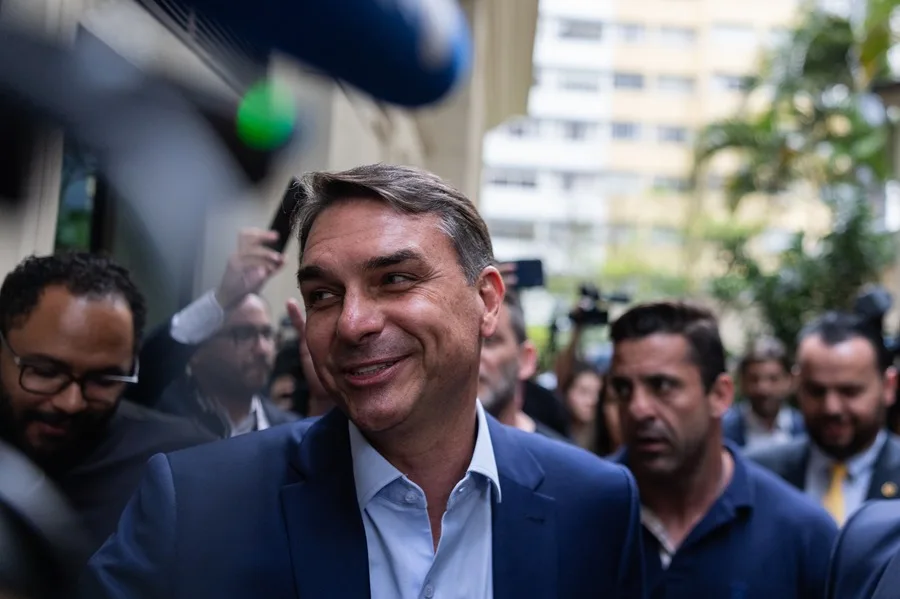 El partido de Lula pide investigar una posible financiación extranjera a Flávio Bolsonaro