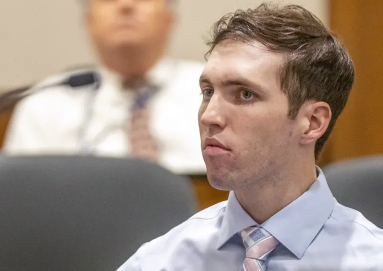 Un juez de Utah ordena que Tyler Robinson vaya a juicio por el asesinato de Charlie Kirk