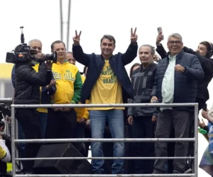 Flávio Bolsonaro reúne a miles de sus seguidores para denunciar la “dictadura” de Moraes y criticar a Lula