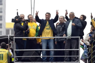 Flávio Bolsonaro reúne a miles en Brasil y arremete contra Lula y Alexandre de Moraes