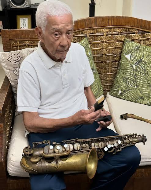 Fallece a los 94 años Sócrates “Choco” de León, destacado saxofonista dominicano