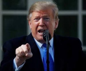 Trump regaló 135.000 dólares en efectivo a tres de sus asistentes en la Casa Blanca