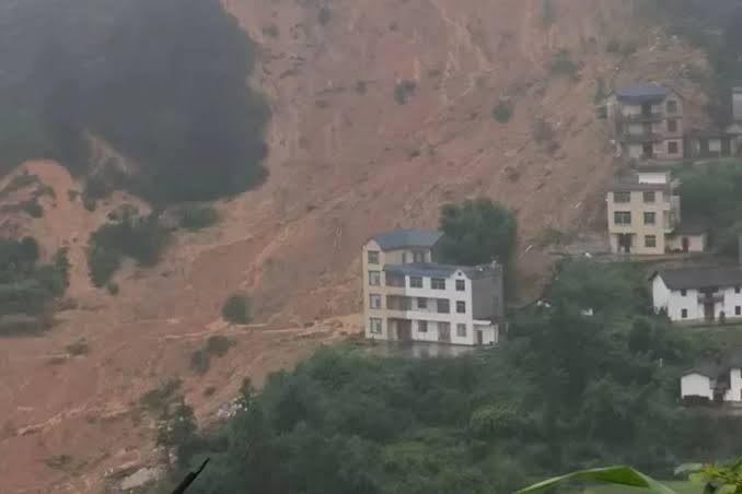 Deslave deja un muerto y 11 desaparecidos en China tras lluvias de la tormenta Saudel