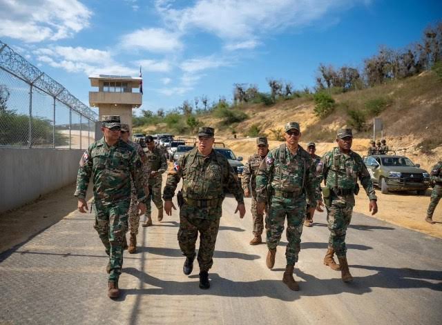 Ejército supervisa operaciones en la frontera durante recorrido por la Quinta Brigada