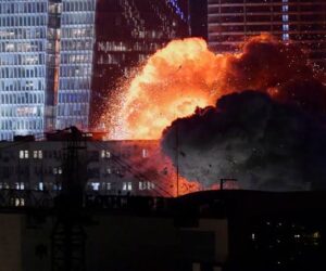 Misil israelí explota cerca de equipo de prensa durante transmisión