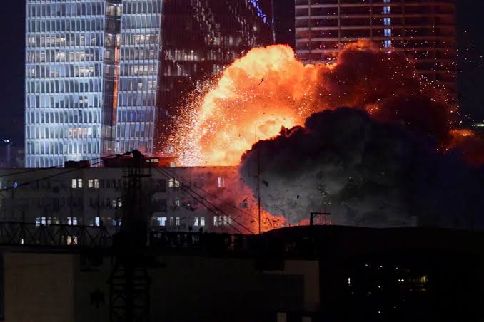 Misil israelí explota cerca de equipo de prensa durante transmisión