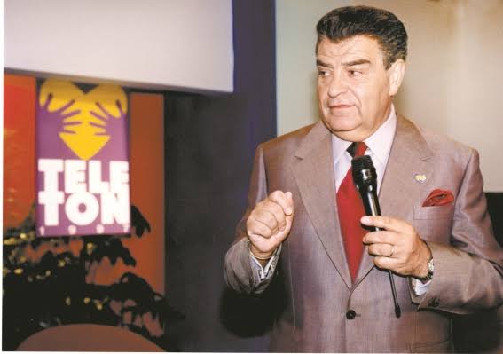 Don Francisco se suma a tendencia de los 80, pero sin IA: «Yo solamente abrí el álbum»