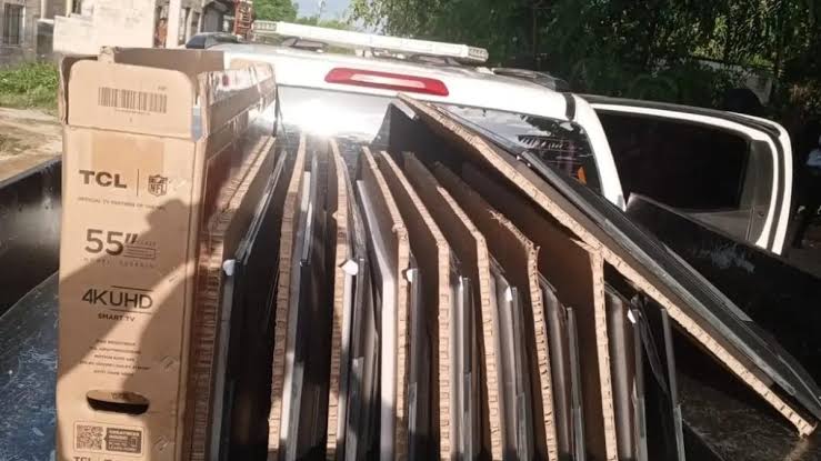 Liberan bajo fianza a dos acusados por robo de 35 televisores en Bayaguana