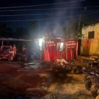 Incendio de madrugada causa daños en negocio de Four Wheels y Buggies en Jarabacoa