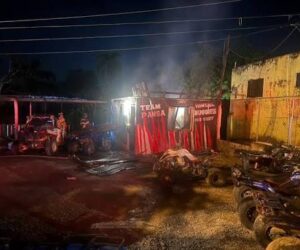 Incendio de madrugada causa daños en negocio de Four Wheels y Buggies en Jarabacoa