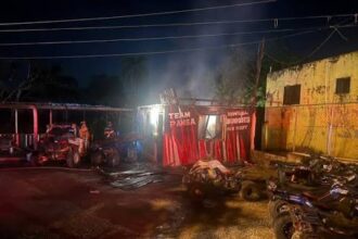Incendio de madrugada causa daños en negocio de Four Wheels y Buggies en Jarabacoa