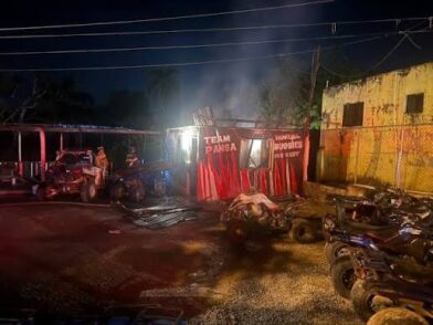 Incendio de madrugada causa daños en negocio de Four Wheels y Buggies en Jarabacoa