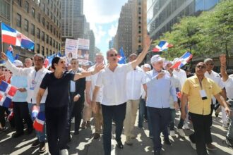 Abinader felicita a jóvenes dominicanos por lograr récord Guinness de lectura en voz alta