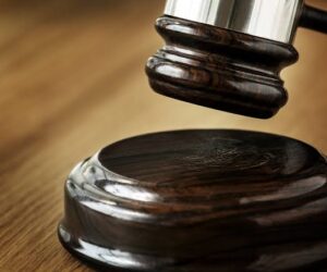 Tres meses de prisión preventiva para hombre amenazas y robo a su madre en Azua