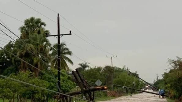 Fuerte tornado causa daños y deja familias sin techo en Las Matas de Farfán